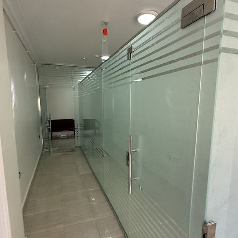 ممر بمحاذاة قاطع زجاجي