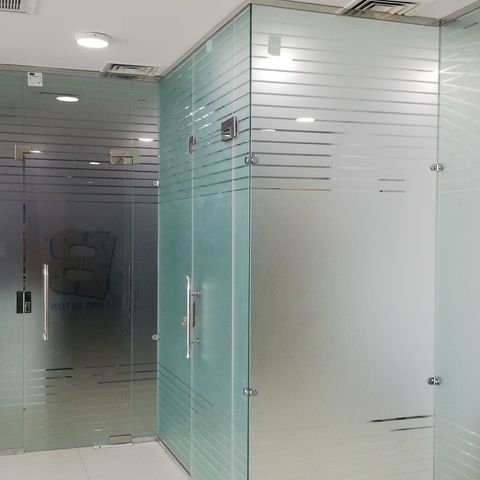 ركن قواطع زجاجية بباب سيكوريت